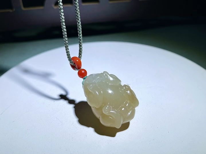 和田玉吊坠多少钱一个(正宗的和田玉吊坠多少钱一个小的)插图1