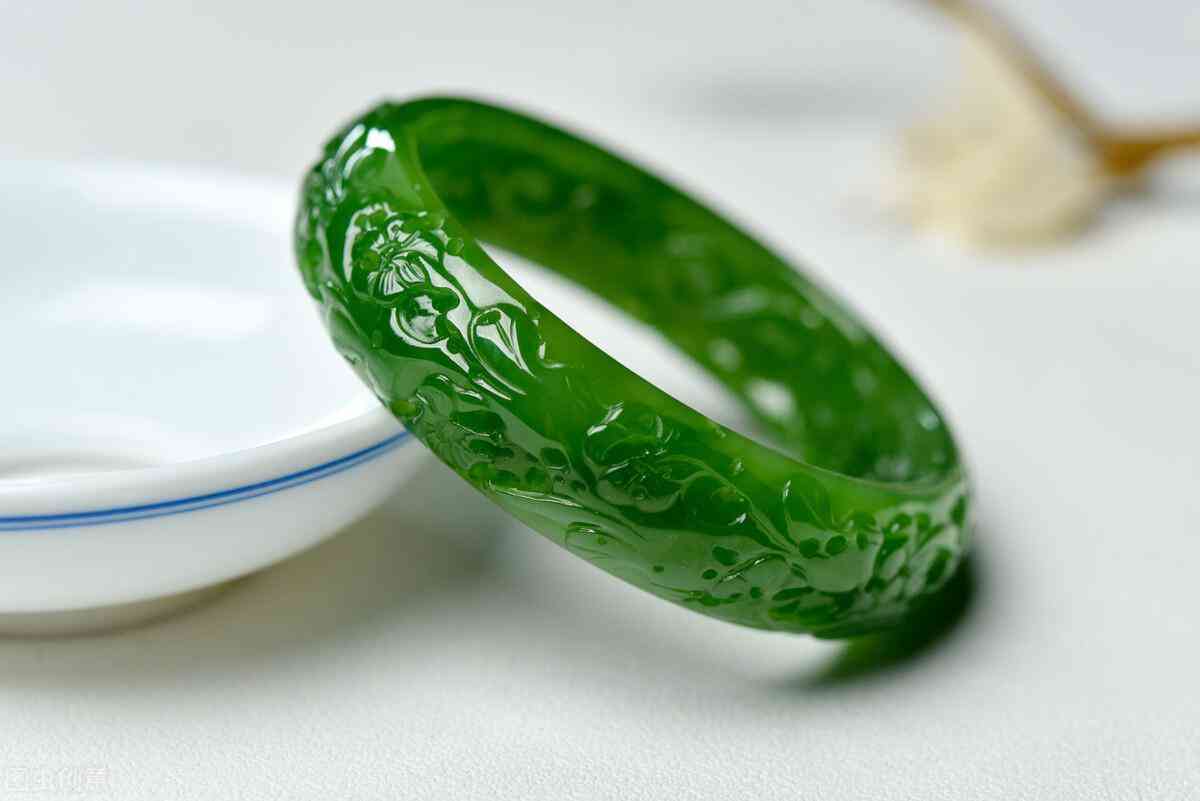 玉镯子怎么鉴定好坏(玉镯子怎么鉴定好坏A货)