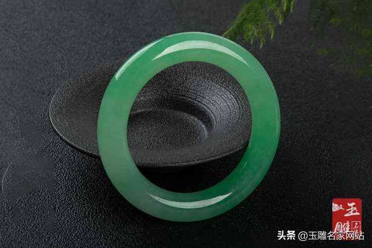 手镯戴左手还是戴右手比较好(黄金手镯戴左手还是戴右手比较好)插图1 手镯戴左手还是戴右手比较好(黄金手镯戴左手还是戴右手比较好)插图1