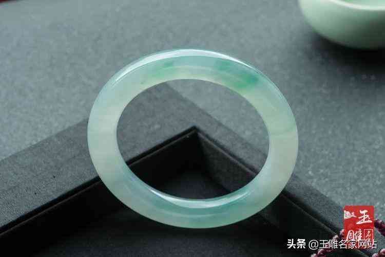 手镯戴左手还是戴右手比较好(黄金手镯戴左手还是戴右手比较好)插图2 手镯戴左手还是戴右手比较好(黄金手镯戴左手还是戴右手比较好)插图2