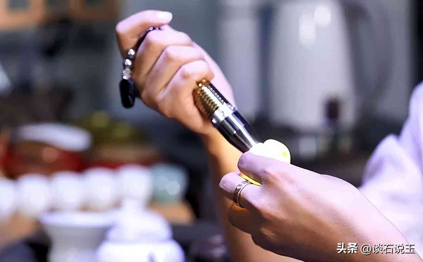 玉是越绿越好还是越白越好(什么样的玉才是真正的好玉镯)插图2