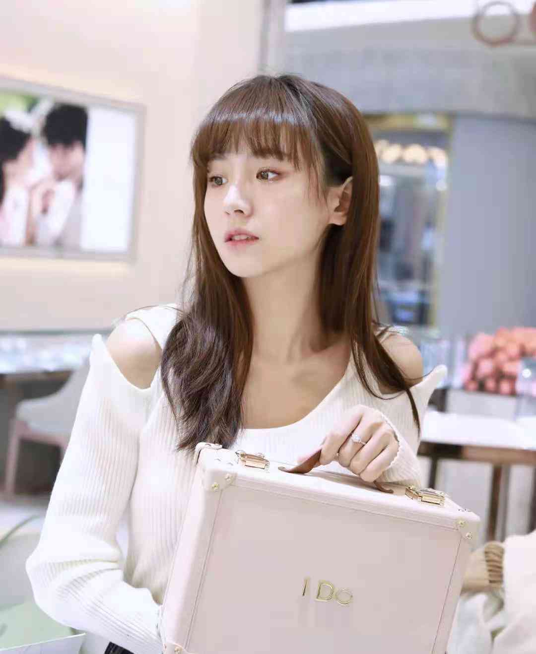 男生戴右手食指戒指是什么意思(男生戴右手食指戒指是什么意思图片)