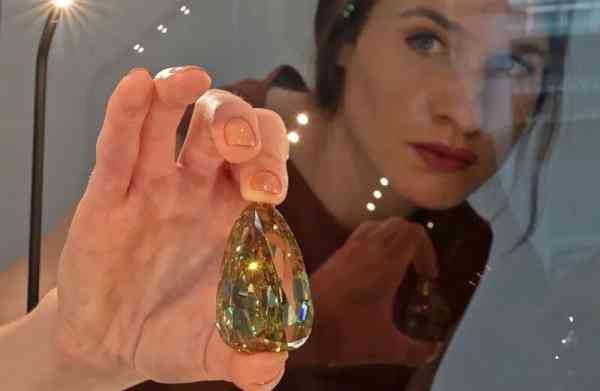 一克拉黄钻石价格表(一克拉黄钻石价格表图片)