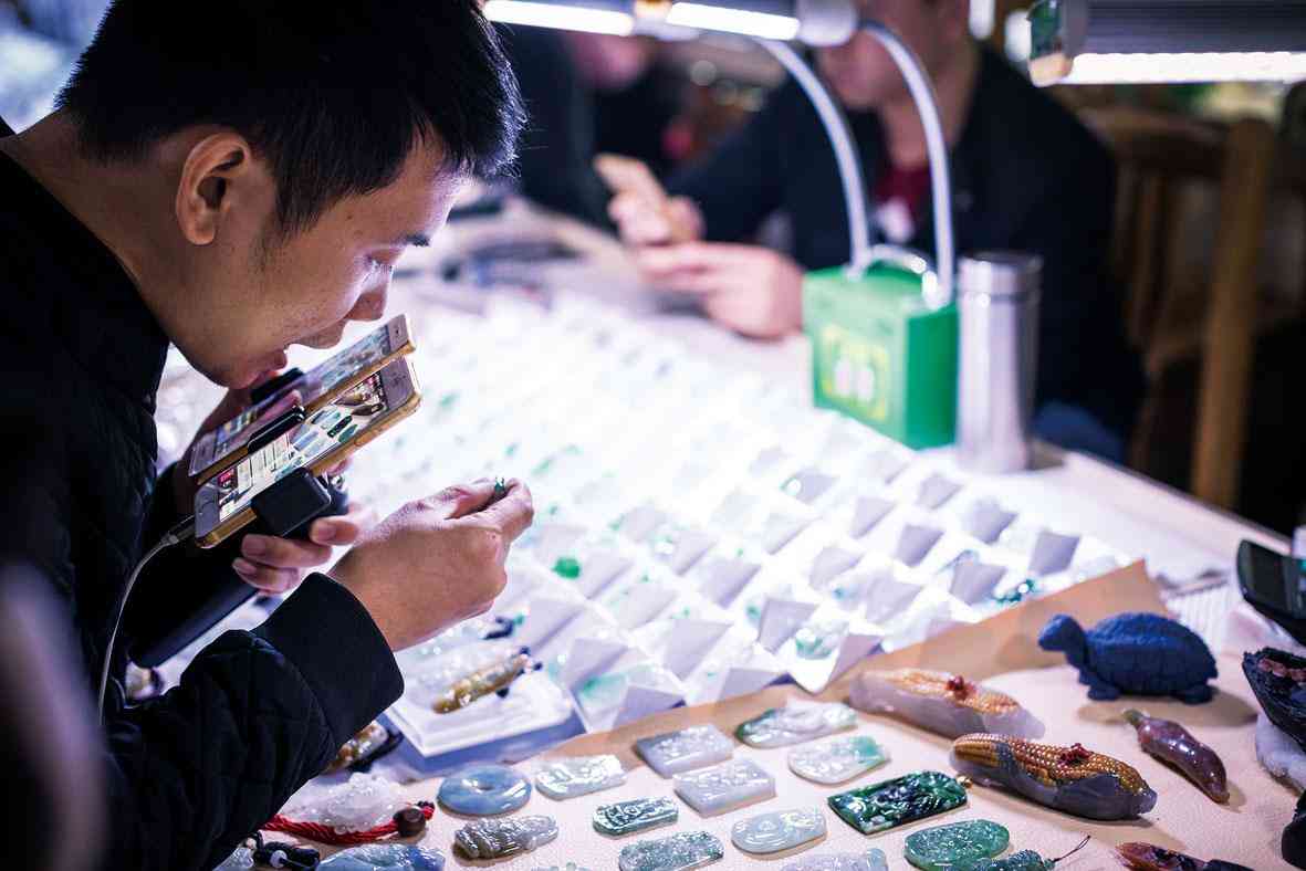 翡翠想卖掉到哪里卖(翡翠想卖掉到哪里卖比较好)插图2 翡翠想卖掉到哪里卖(翡翠想卖掉到哪里卖比较好)插图2