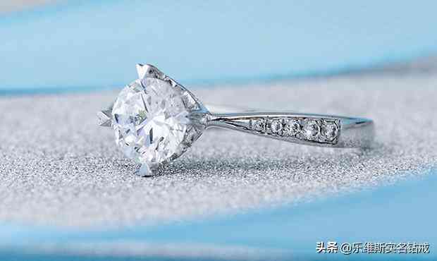 戒指订婚戴哪个手指(戒指订婚戴哪个手指男女)