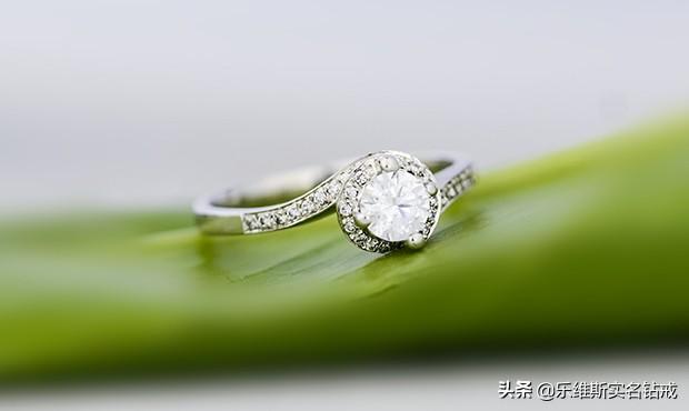 戒指订婚戴哪个手指(戒指订婚戴哪个手指男女)插图4