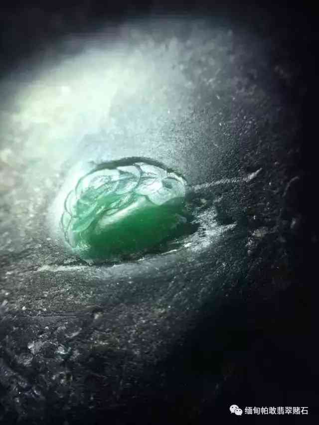 翡翠原石有什么特征(翡翠原石有什么特征图片)