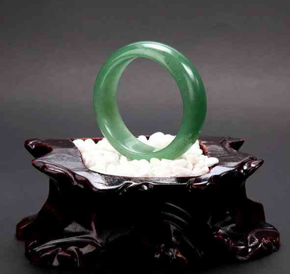 东陵玉手镯的功效与作用(东陵玉手镯的功效和作用)