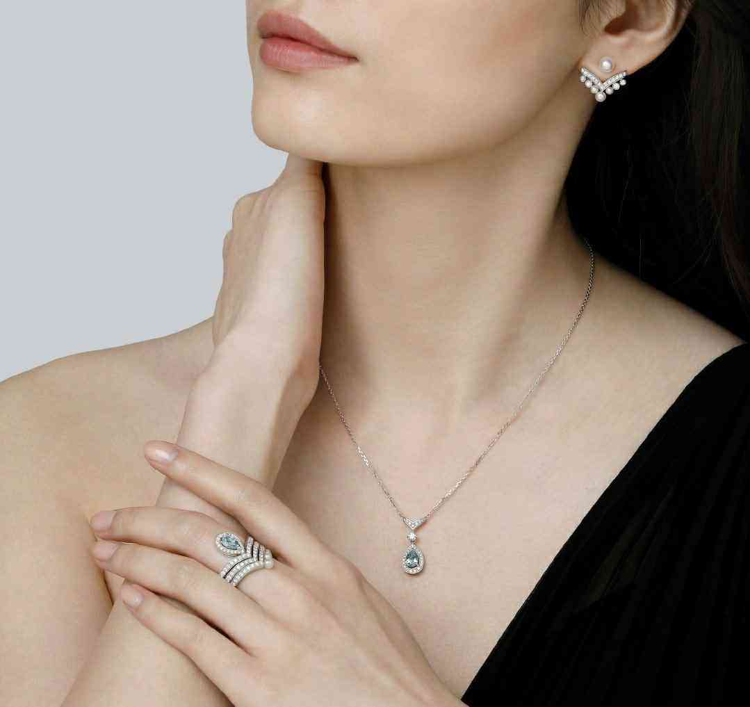 选钻戒最重要的选什么(选钻戒最重要的选什么钻戒大小重要还是品质)