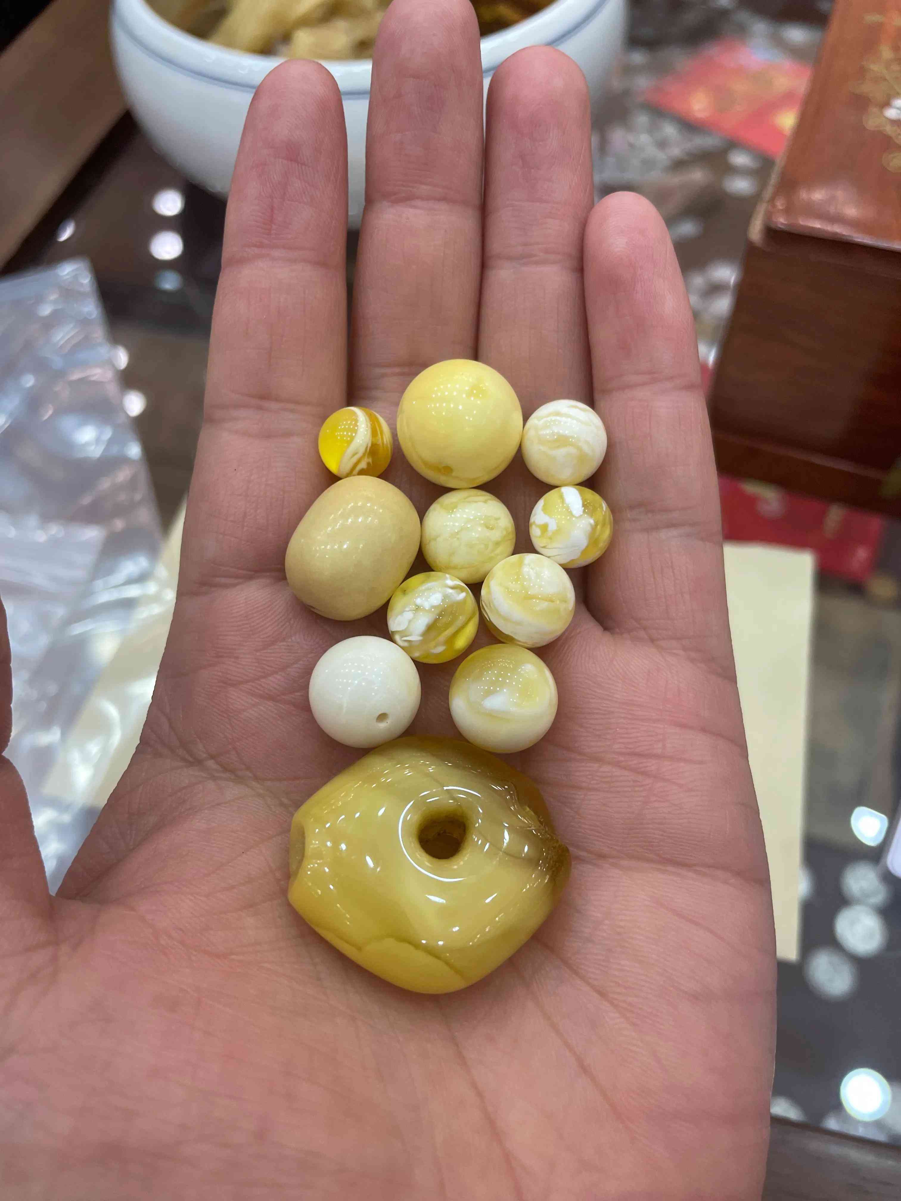 蜜蜡和琥珀哪个更值钱(蜜蜡和琥珀哪个更值钱一些)