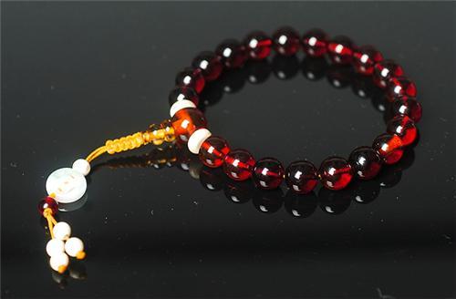 缅甸血珀的功效与作用(缅甸血珀的功效与作用禁忌)