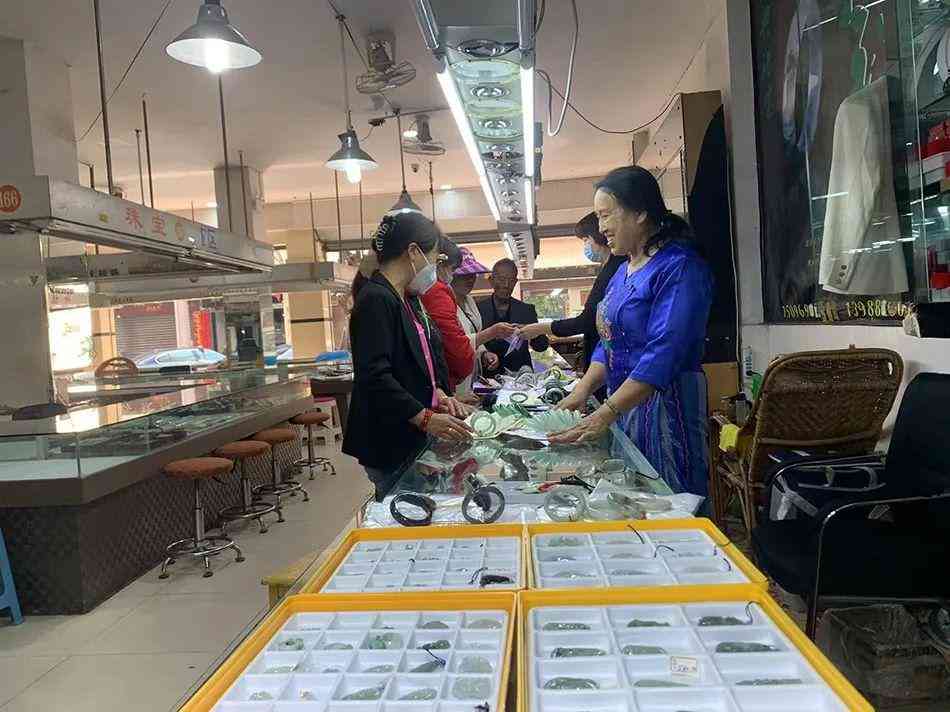 免费上门收购翡翠原石(本人长期上门收购翡翠)