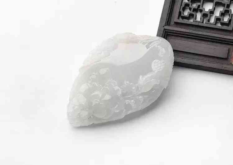 白色翡翠属于什么档次(白色不透明翡翠属于什么档次)