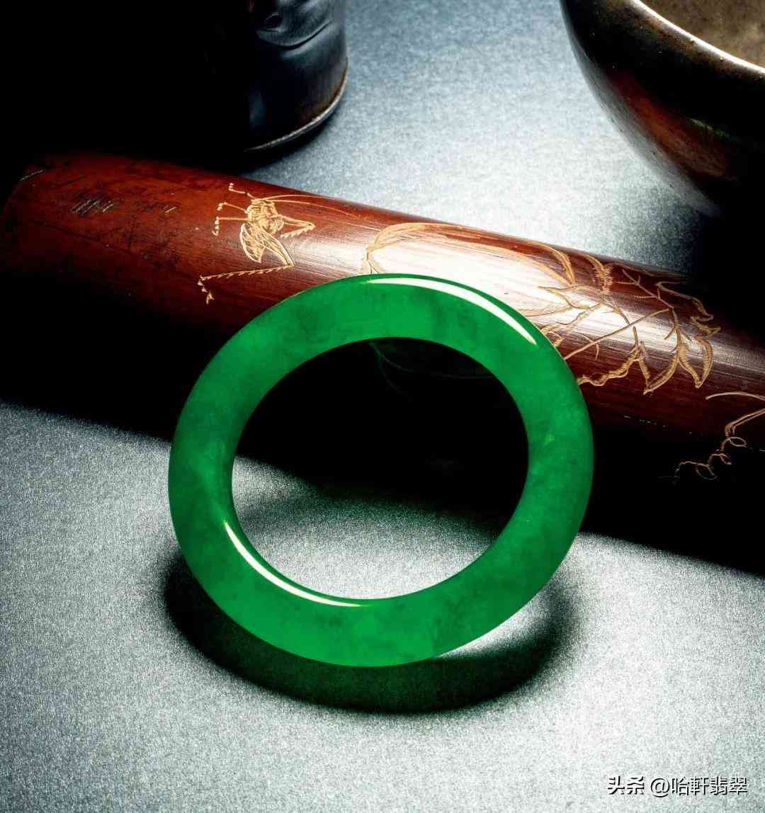 冰种满绿翡翠手镯多少钱(满绿翡翠1000万价格手镯)