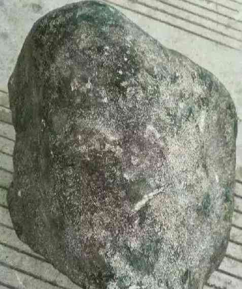 买了翡翠原石回家自己怎么切(买了翡翠原石回家自己怎么切断)