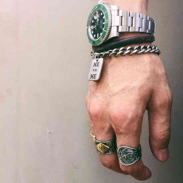 男生右手无名指戴戒指(男生右手无名指戴戒指说明什么)