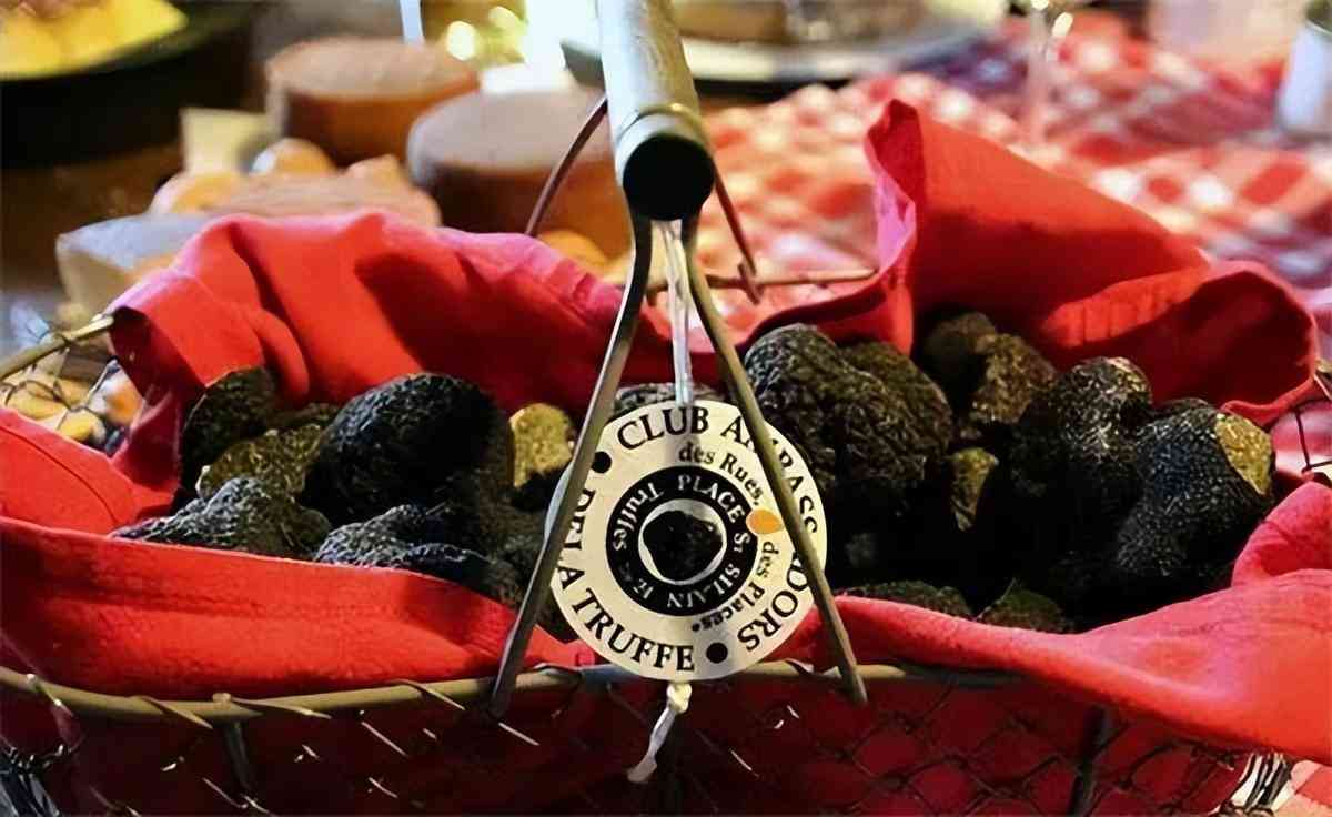 黑色钻石多少一克拉(黑色钻石多少一克拉啊)