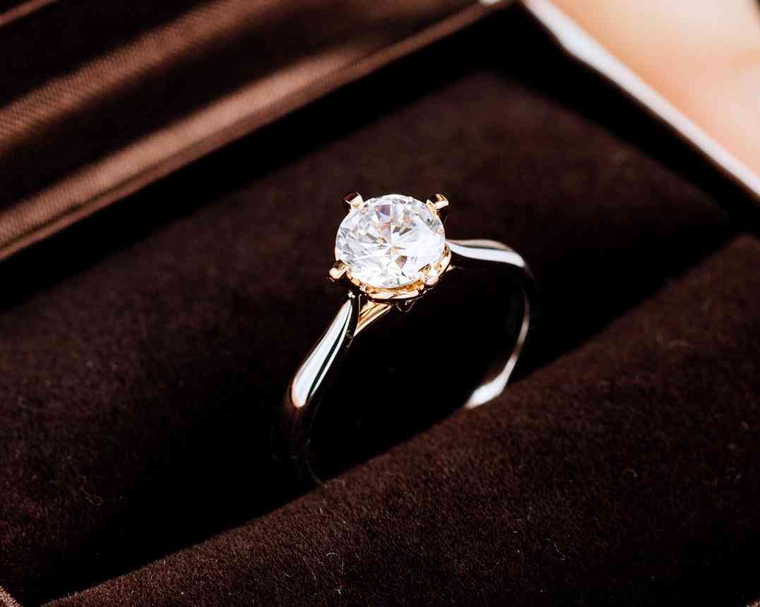 钻戒哪个牌子性价比高(钻戒哪个牌子的好性价比高还便宜)