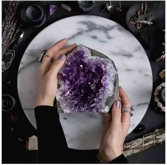 红锆石是什么(红锆石是什么颜色的)