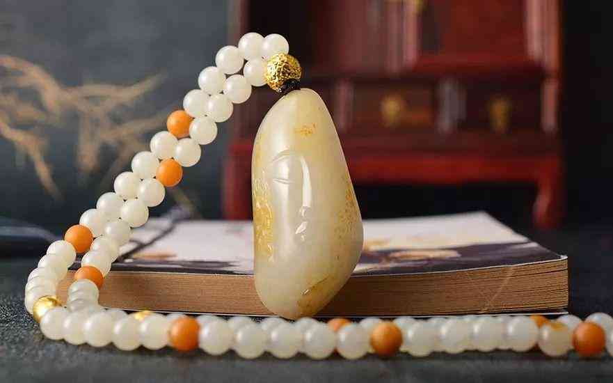 玉养人还是翡翠养人(和田玉养人还是翡翠养人)