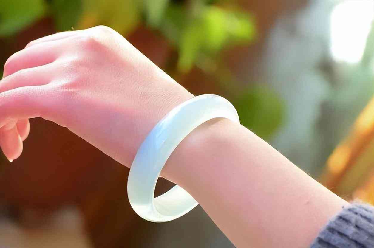 戴玉镯子有什么好处(戴玉镯子有什么好处与禁忌)