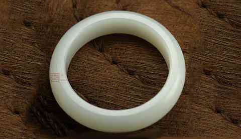 和田玉碧玉手镯价格(和田玉碧玉手镯目前价格是多少)