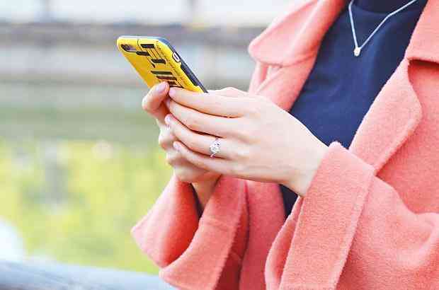 戒指带食指怎么说女生(戒指戴在食指是什么意思女生)