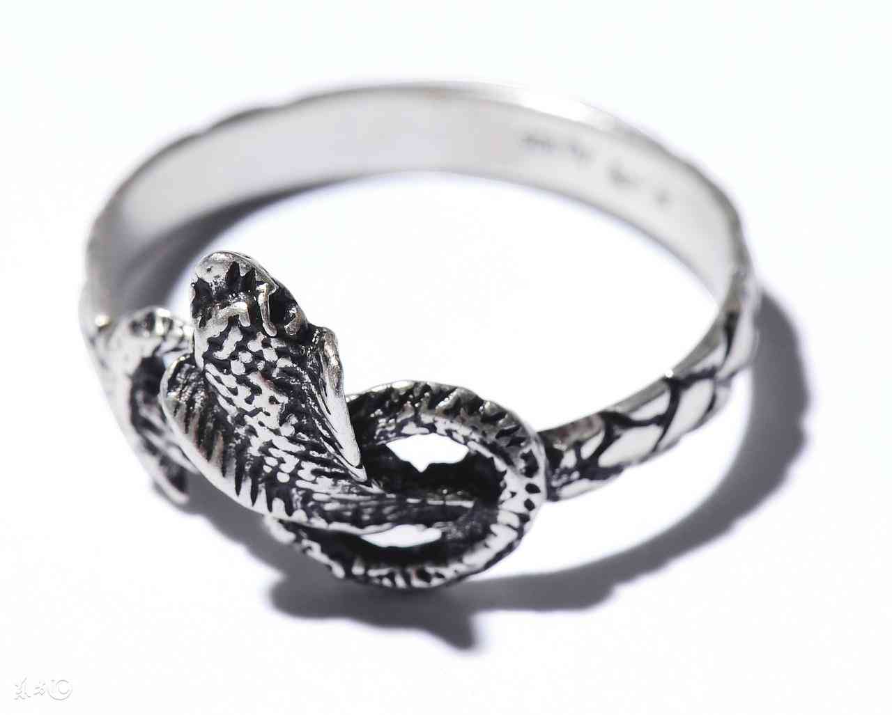 男人戴戒指的风水(男人戴戒指的风水食指)