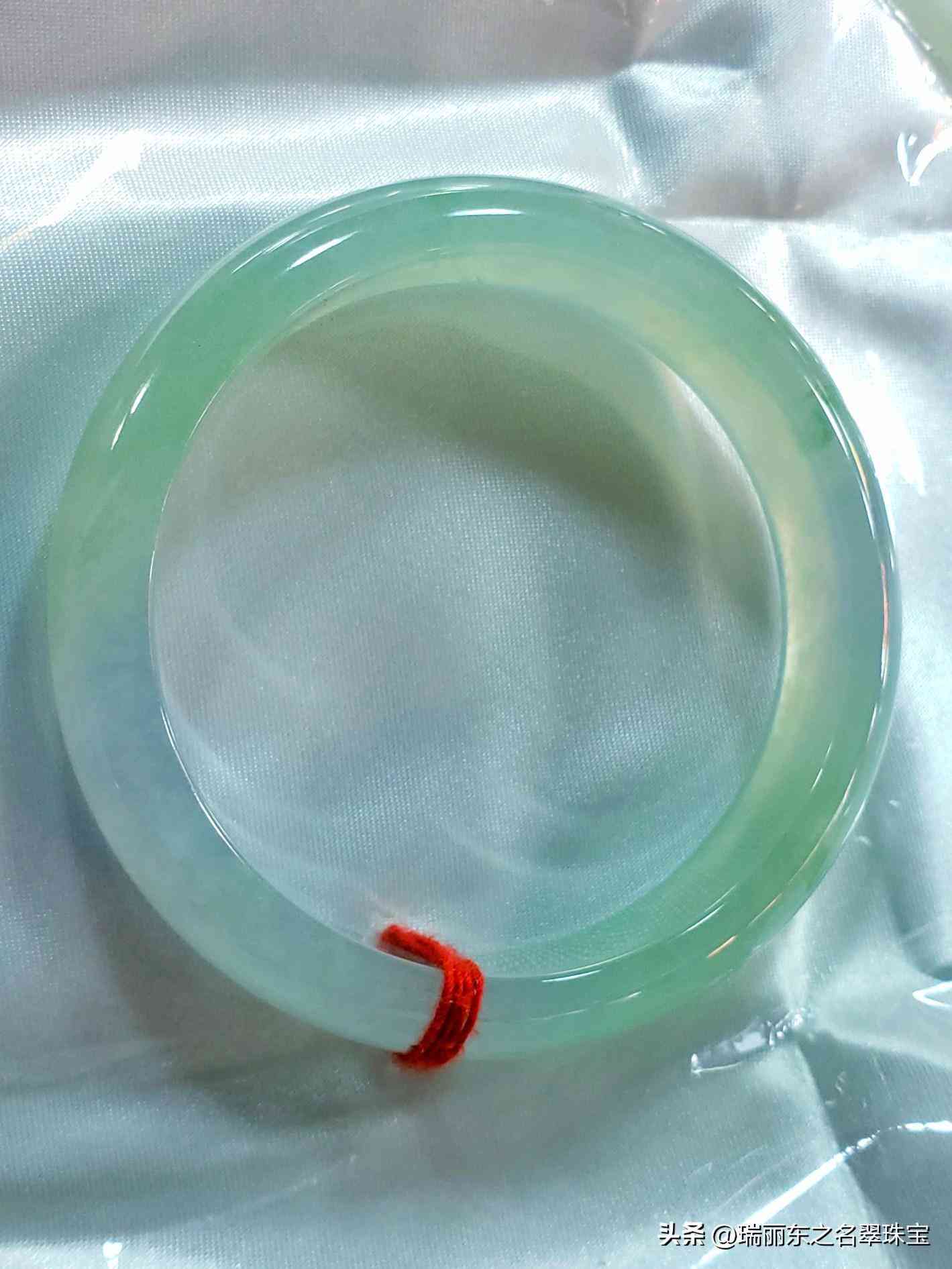 戴翡翠手镯有什么好处(长期佩戴翡翠手镯有什么好处)