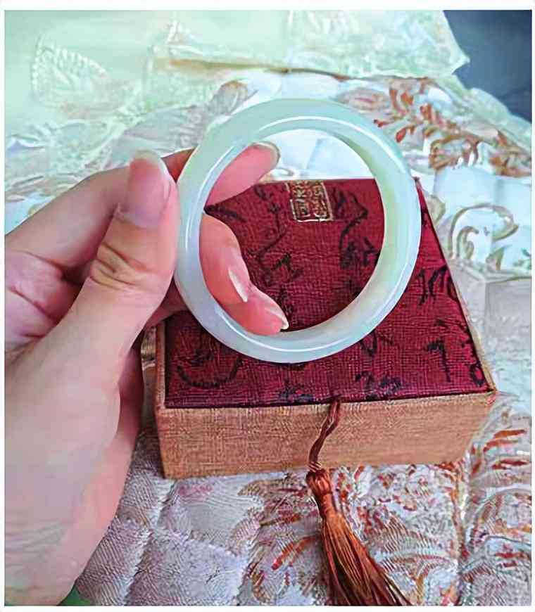 玉手镯多少钱的是正品(翡翠手镯多少钱的是正品)