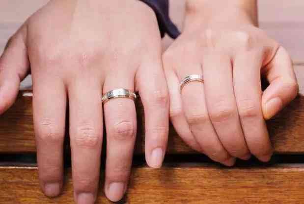 男生婚戒戴哪只手(女生订婚戒指戴哪只手)