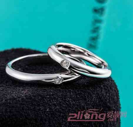 情侣银戒指哪个品牌好(情侣银戒指哪个品牌好看)