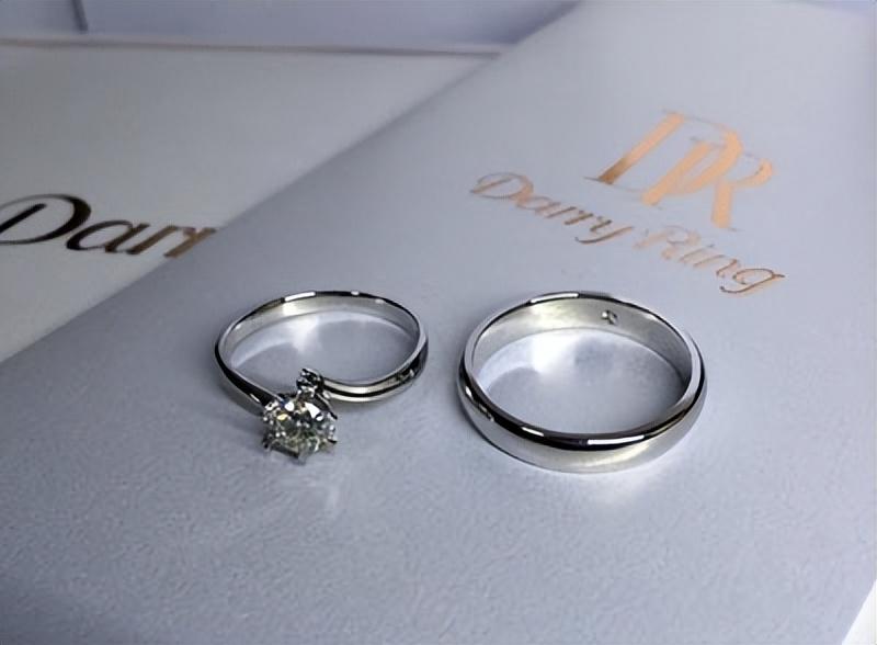 订婚用什么戒指好(订婚用什么戒指好结婚用什么)