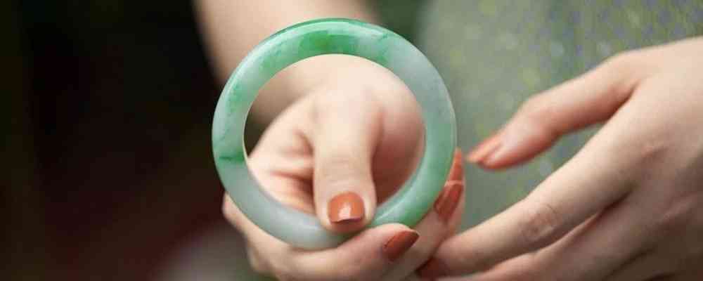 玉手镯怎么选才是最好的(玉手镯怎么选才是最好的浅紫浅绿)