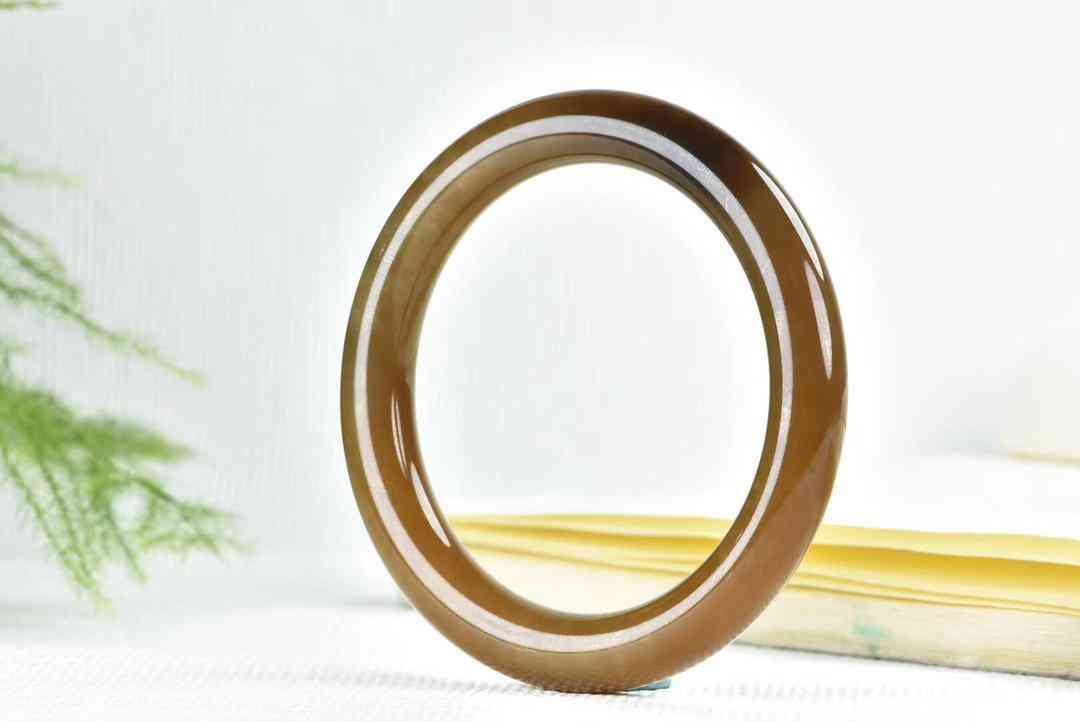 怎么判断手镯是不是玉的(怎么判断手镯是不是玉的还是玻璃)