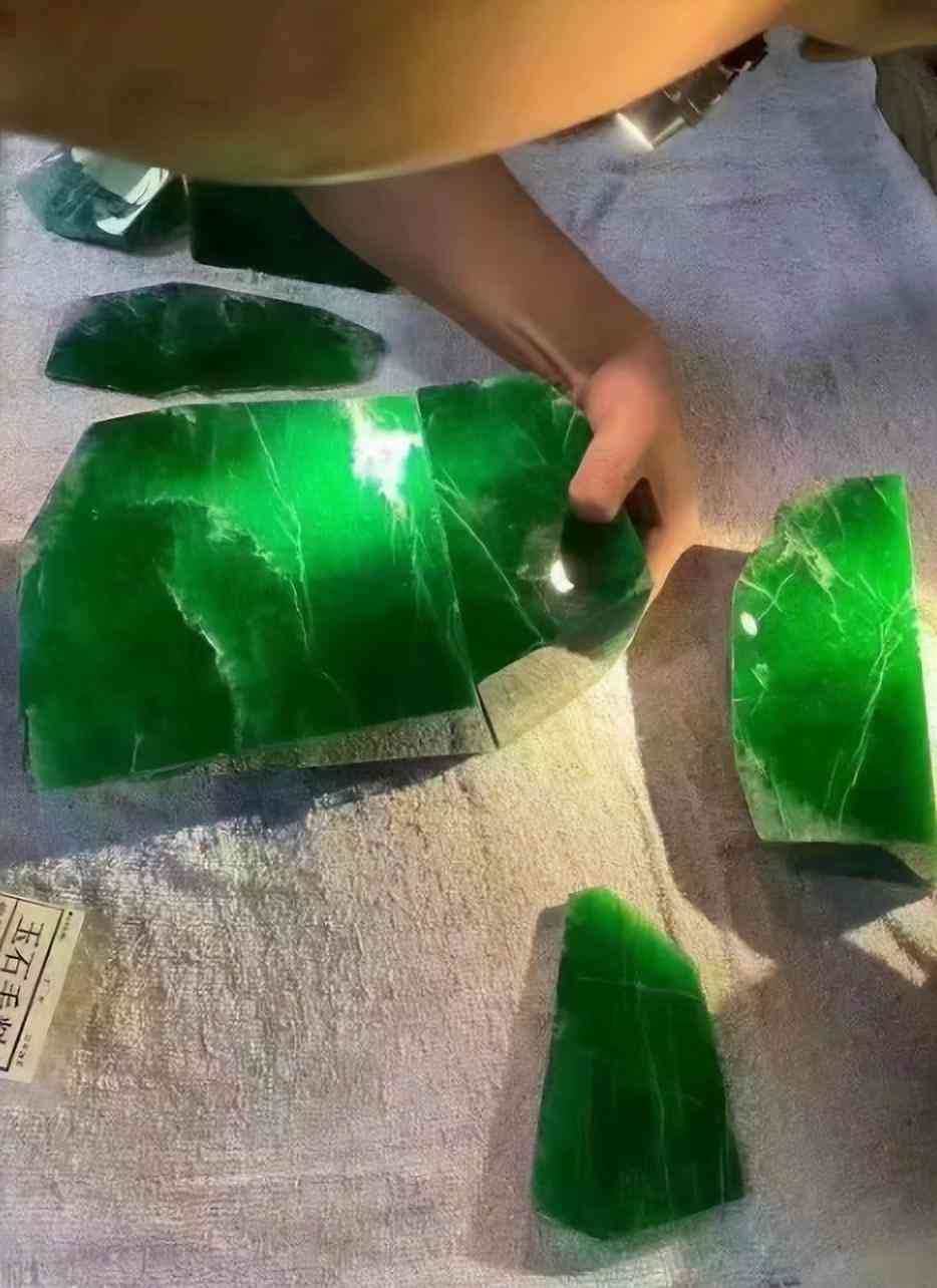 什么颜色玉手镯最好(什么颜色的玉手镯质量最好)