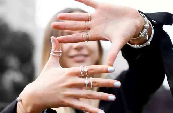 两个戒指怎么戴好看(男生两个戒指怎么戴好看)