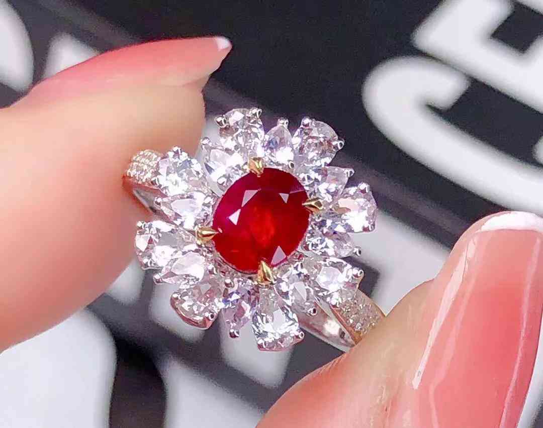 鸽血红宝石戒指(鸽血红宝石戒指陪什么戒托好看)