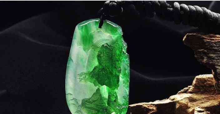 怎么鉴别翡翠手镯的真假(怎么鉴别翡翠手镯的真假视频教程)