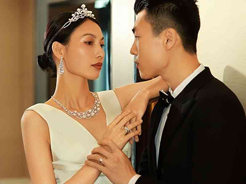 结婚戒指女的戴哪只手(结婚戒指女的戴哪只手是正确的)