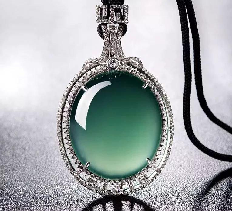 翡翠为什么要泡盐水(翡翠佩戴前需要泡下盐水吗)