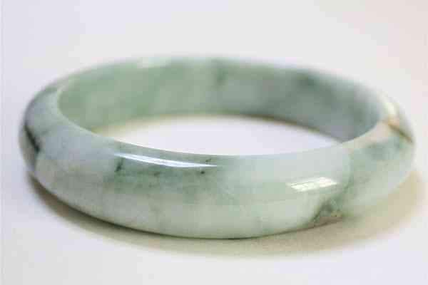 戴玉镯子的好处与禁忌(戴玉镯子的好处与禁忌有哪些)