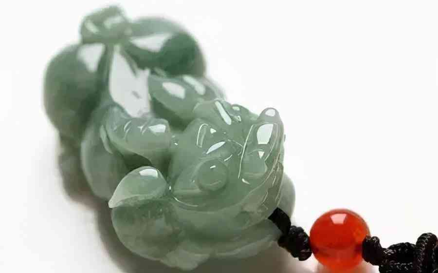 翡翠貔貅吊坠寓意(翡翠貔貅吊坠的寓意及功效)
