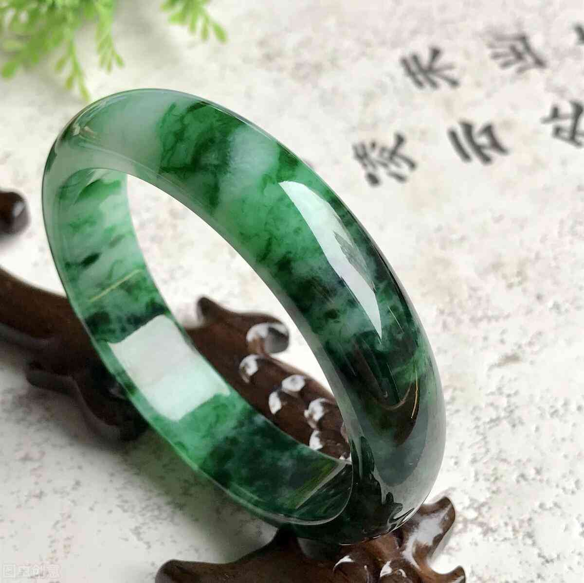 真假玉镯鉴最简单方法(真假玉镯怎么辨认)