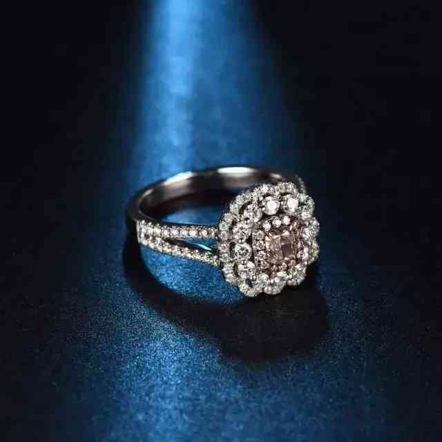 情侣戴戒指应该戴哪只手指(情侣戴戒指应该戴哪只手指上)