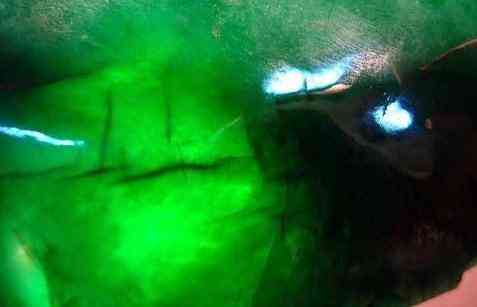 翡翠原石切开全是裂有用吗(翡翠原石切开后的表现)