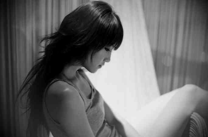 已婚戴戒指戴哪个手指(女人已婚戴戒指戴哪个手指)