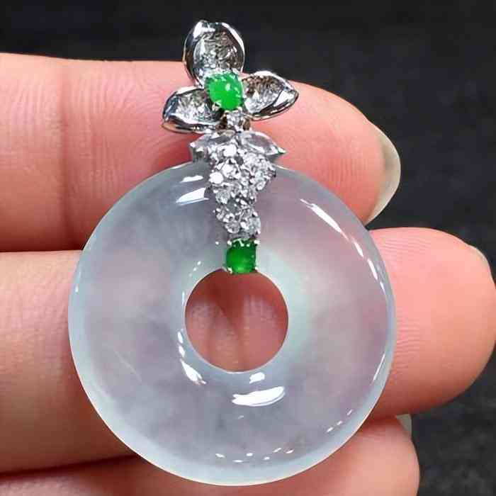 冰种翡翠吊坠价格(冰种翡翠吊坠价格多少)