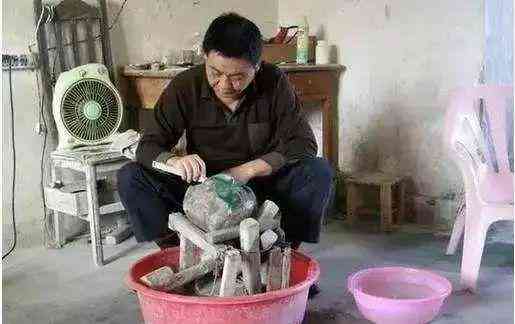 翡翠原石切割机(翡翠原石切割机图片)