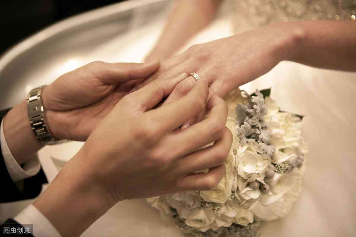 结婚钻戒戴哪个手(结婚钻戒戴哪个手指 男性)